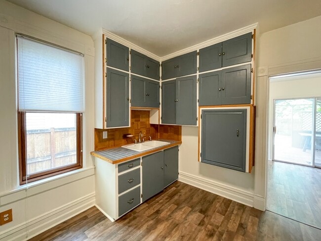 Building Photo - 1116 W Ofarrell St