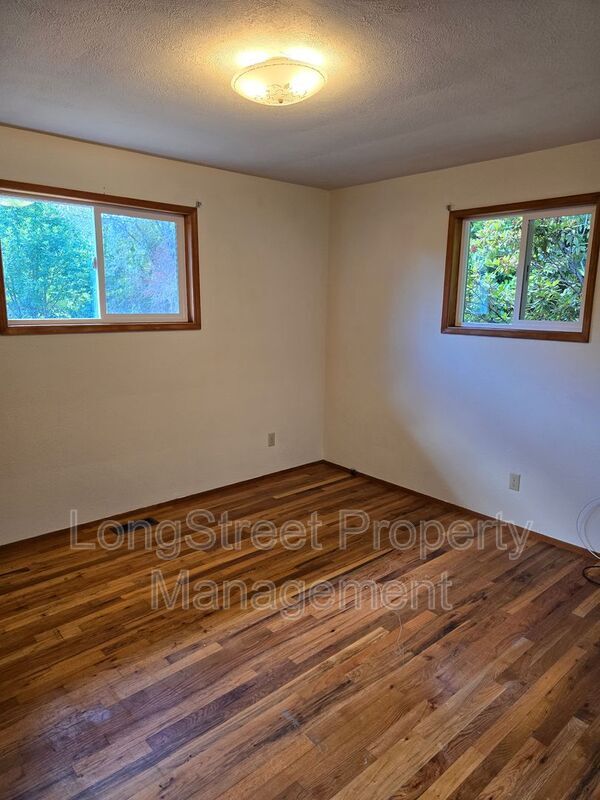 Building Photo - 2550 NE Seavy Cir