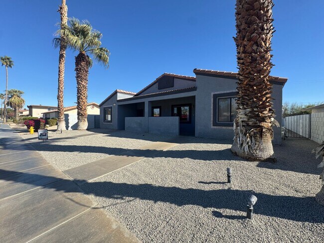Building Photo - COMING SOON!!! Lovely 3 Bedroom / 2 Bath Apartment in Cathedral City!