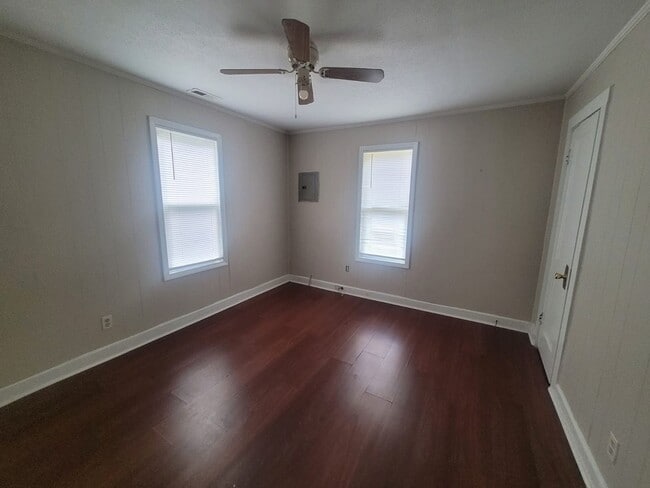 Building Photo - 121 Linn St