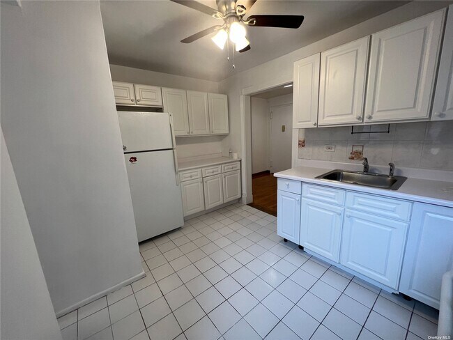 Building Photo - 94-31 59th Ave