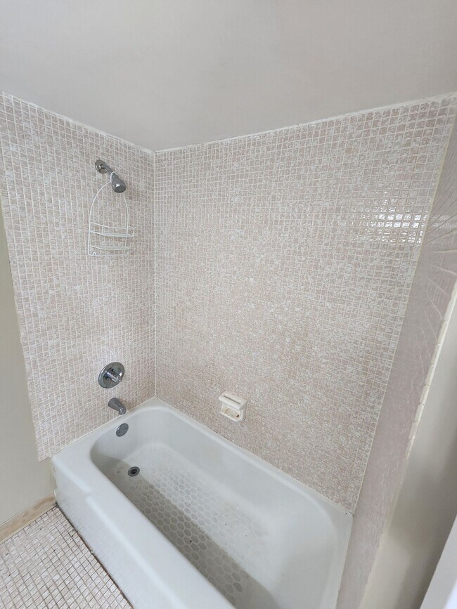 Building Photo - Large  1BR/1.5BA. No minimum Credit Score required!