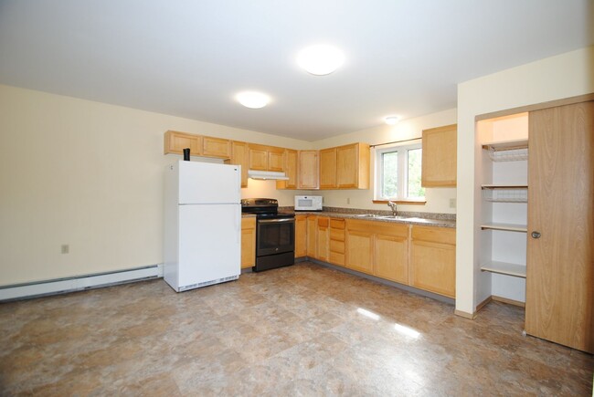 Building Photo - Remarkably Energy Efficient 3 Bed/1 Bath j...