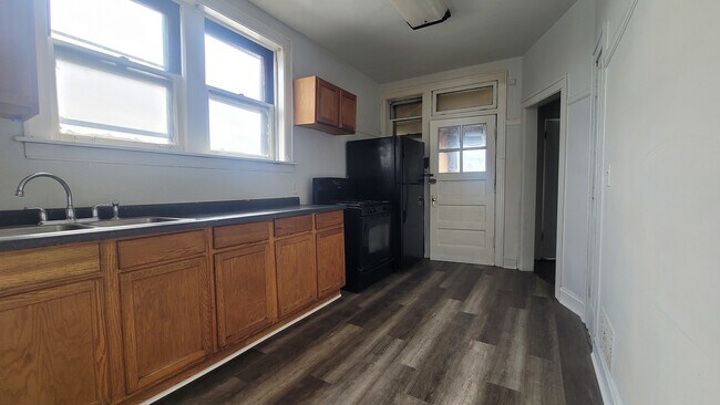 Building Photo - 7842 S Bennett Ave