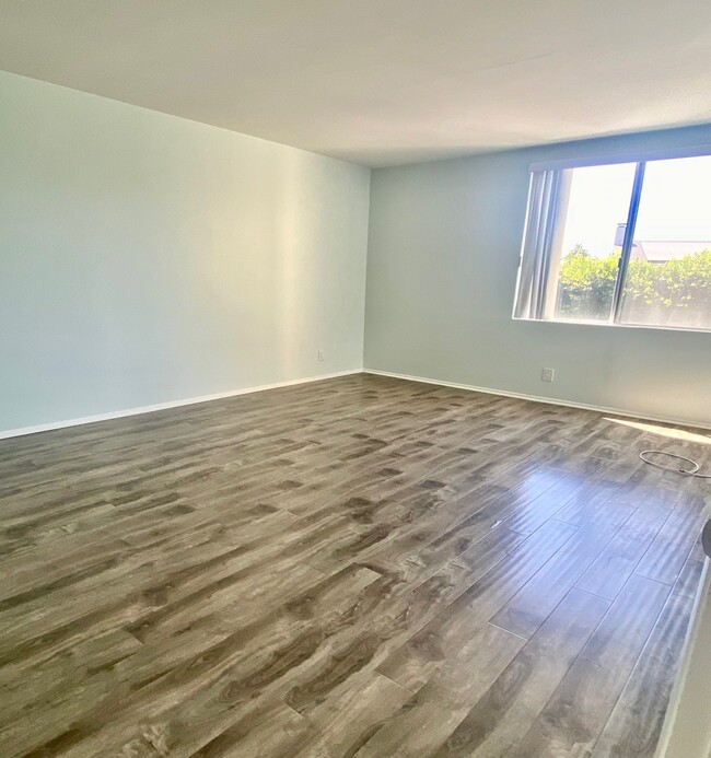 Spacious bedrooms - 12720 Burbank Blvd