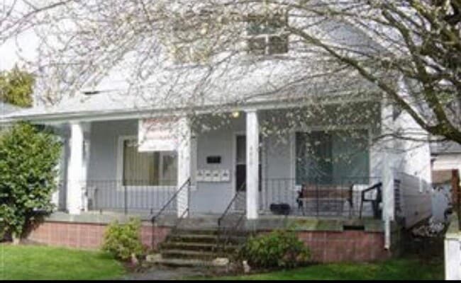 Building Photo - Charming 2-bedroom unit in fourplex