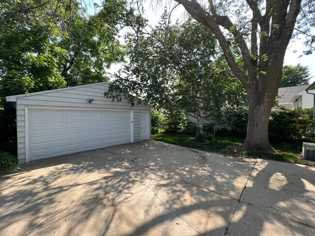 Building Photo - 114 10 1/4 St SE