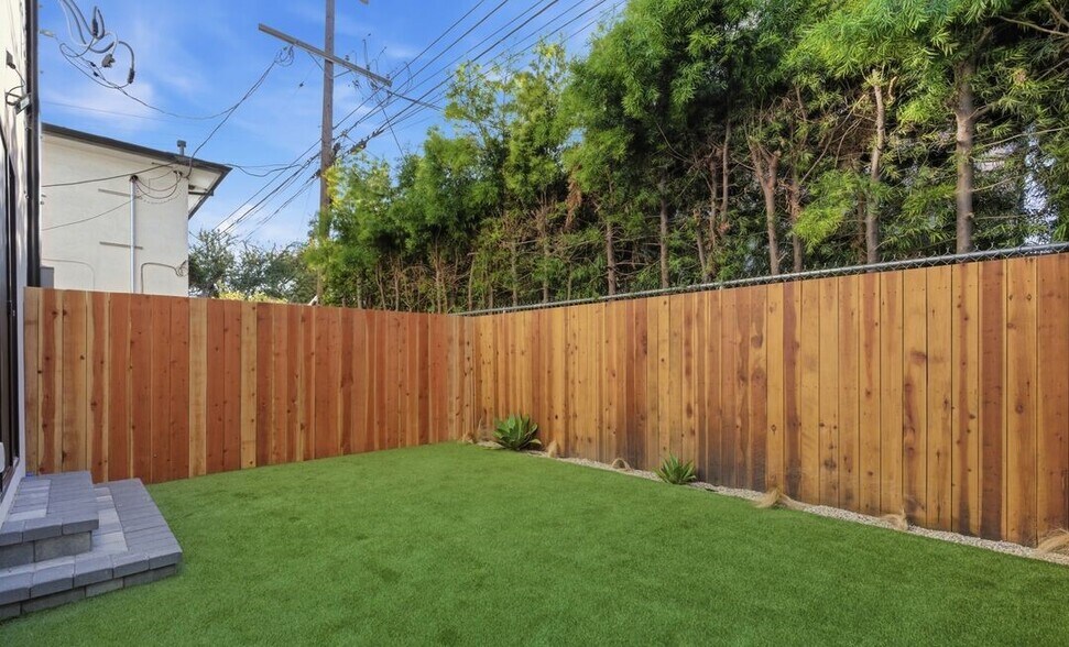 Building Photo - 2835 S Redondo Blvd