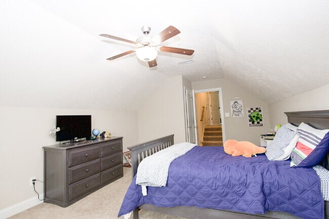 Building Photo - "Large 3-Bedroom plus BONUS Retreat with S...