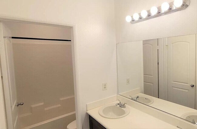 Building Photo - Hidden gem in prestigious community of Palm Desert - Convineant to access from everywhere.