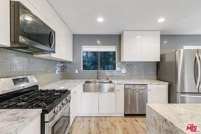 Building Photo - 12358 Moorpark St