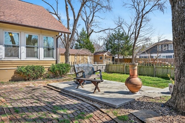 Building Photo - 212 N Grand Ave