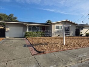 Building Photo - Clean Eastside Petaluma Home - 3BD/2BA ~132 Maria Drive