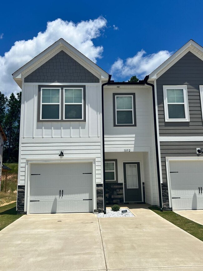 Building Photo - 3BED/2.5BATH end-unit townhome in Canterbu...