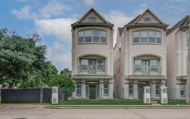 Primary Photo - 4711 San Jacinto St
