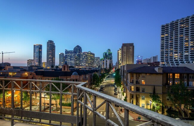 Building Photo - 500 W Harbor Dr