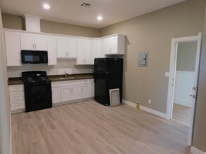 Building Photo - 621 W 2nd St