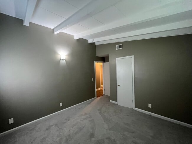 Building Photo - 2503 Broadmoor Dr