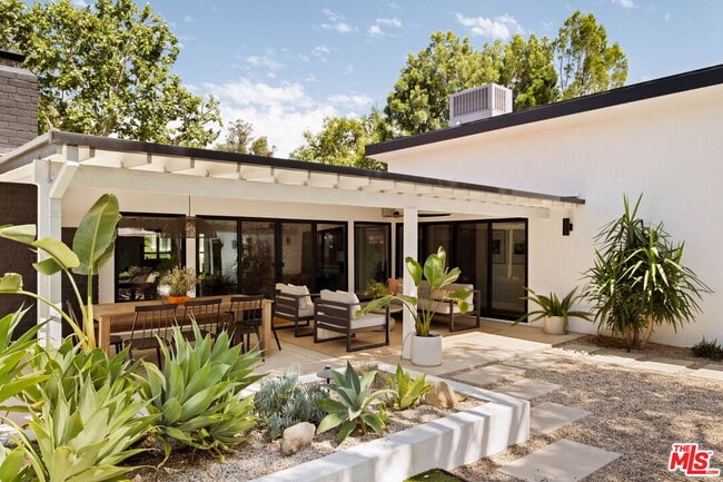 Building Photo - 4735 Degovia Ave