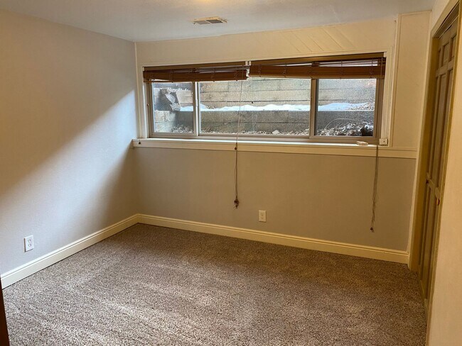 Building Photo - 4 Bed 3.5 Bath Wonderland Hill Townhouse. ...