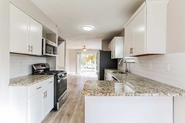 Building Photo - 5911 Vero Dr