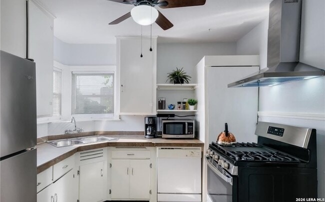 Building Photo - 422 Pershing Ave