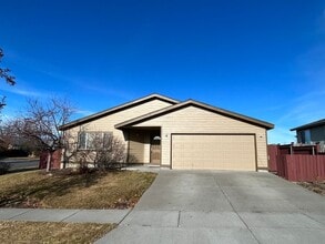 Building Photo - 3 Bed/2 Bath Single Level Home in NE Bend - Fully Fenced Backyard