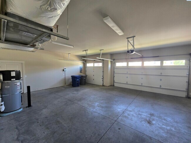 Building Photo - Spacious Rambler in South Richland with La...