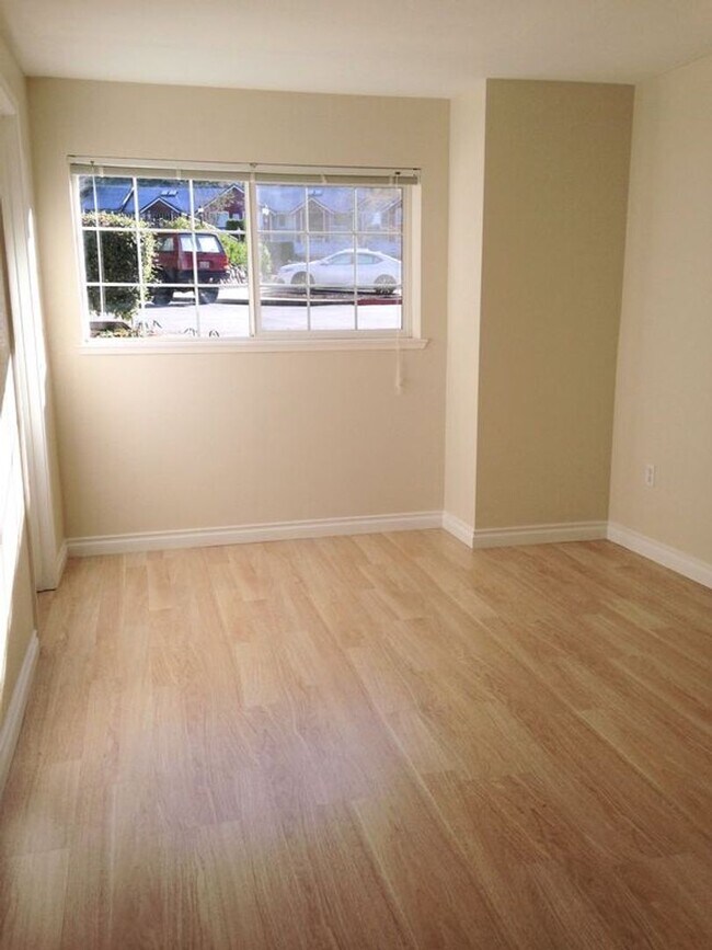 Building Photo - Mill Creek 3 Bedroom Ground Floor Corner Condo