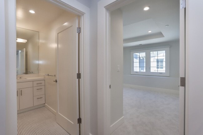 Building Photo - 2 Bed / 2.5 Bath Luxurious townhome near d...