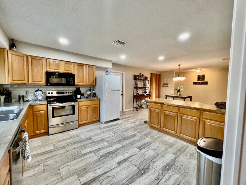 Building Photo - 13806 Wood Breeze