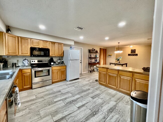 Building Photo - 13806 Wood Breeze