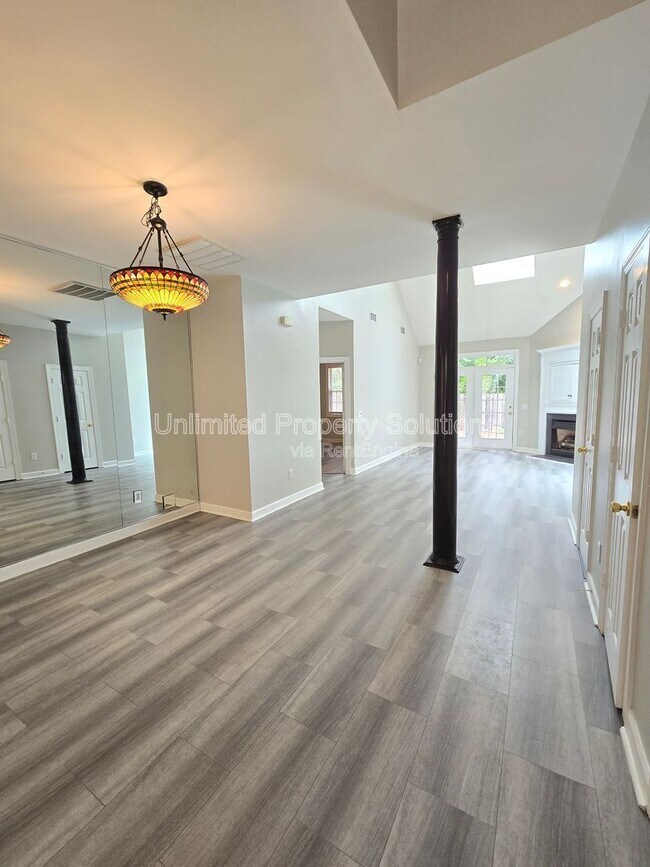 Building Photo - 5006 Carleton Dr