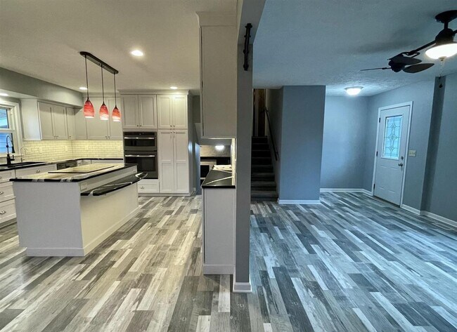 Building Photo - Spacious Tri-Level Home With Modern Upgrad...