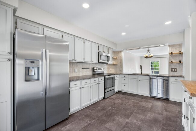 Building Photo - 7123 Gresham Ct W