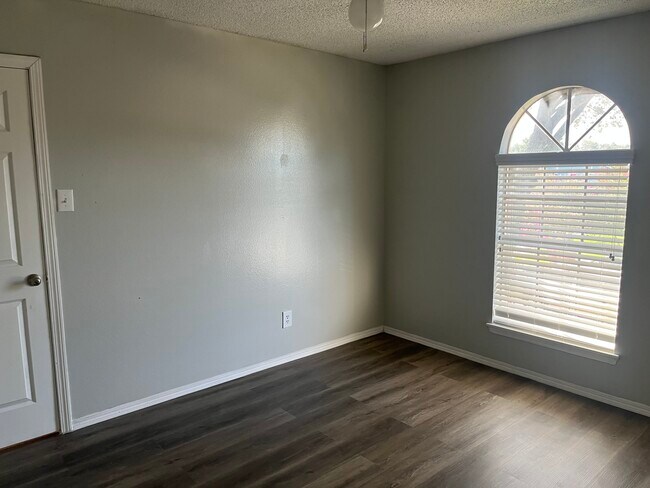Building Photo - 4030 Green Crest Dr