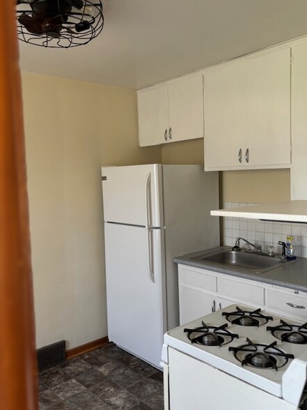 kitchen - 529 Olive Ct