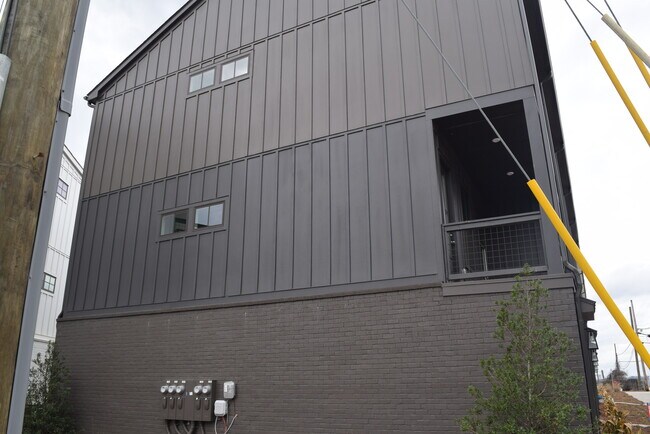 Exterior side view (End unit) - 1233 Cushenberry Ln