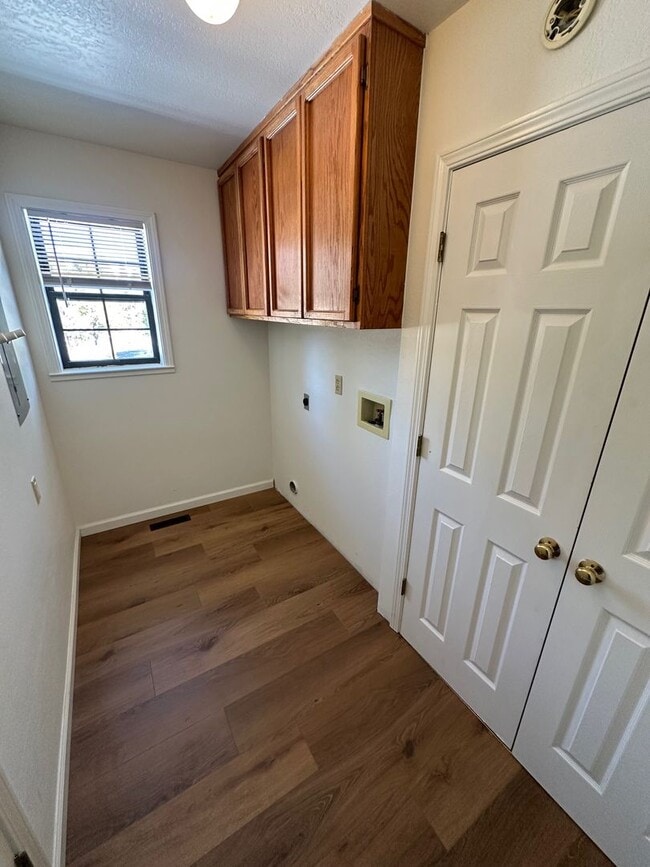 Building Photo - Long Term Glenshire Lease, 3 Bedroom House With Garage