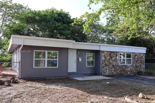 Primary Photo - 7915 NW 73rd Ave