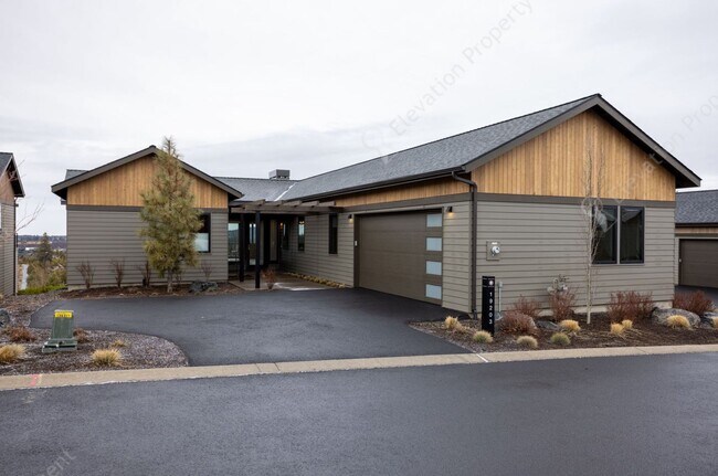 Building Photo - Exquisite Tetherow Living with Resort Memb...
