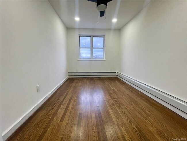 Building Photo - 3026 Kingsbridge Terrace