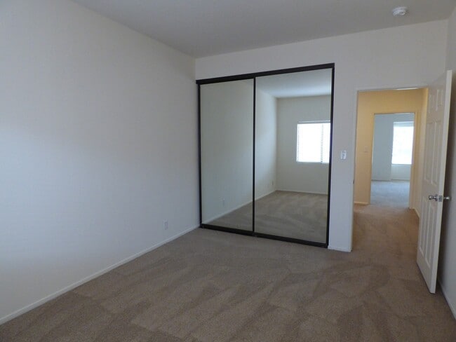 Building Photo - Bright, spacious townhouse located in UTC area, convenient to shopping and public transportation.