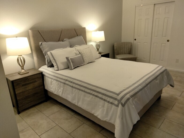 Building Photo - 4303 E Cactus Rd