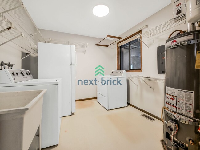 Building Photo - 4 Bed 2.5 Bath Single-Family House at the ...