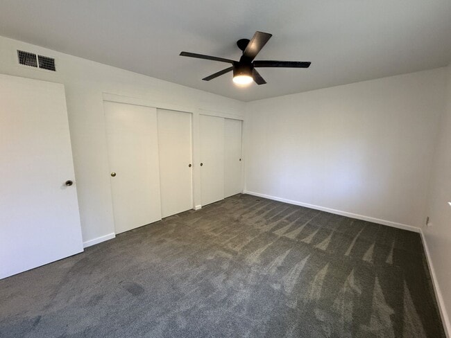 Building Photo - Nicely updated single story condo in Carmi...