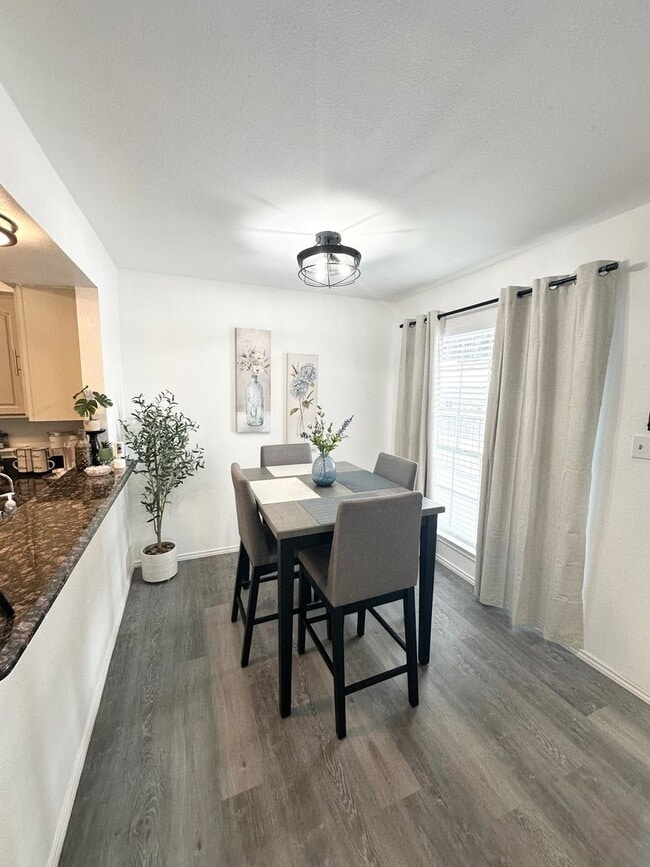 Building Photo - 1 Bedroom 1 Bath Fully Furnished Ready To ...