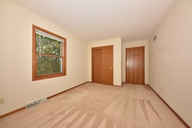 Building Photo - 1335 Jensen Ct