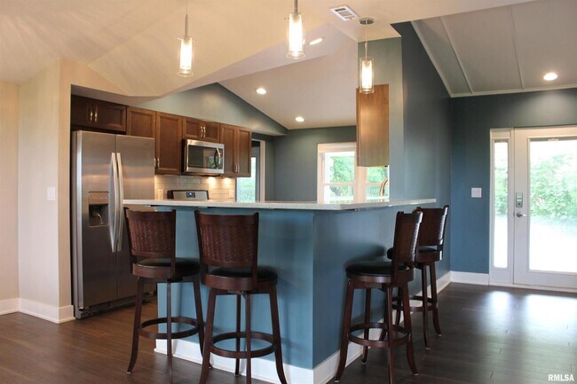 Building Photo - 4640 5th Ave