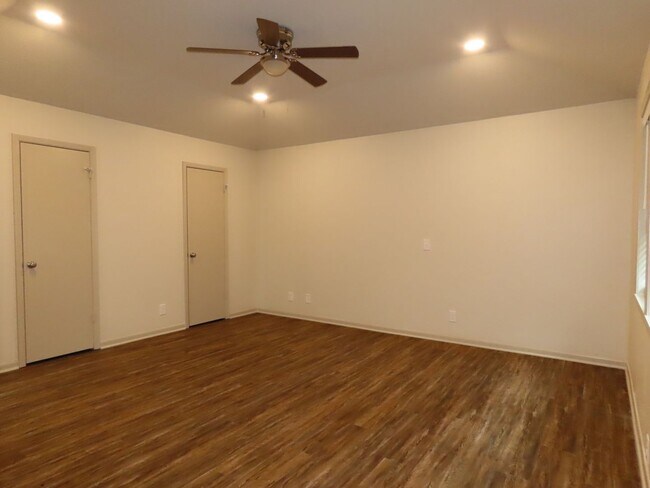 Building Photo - Updated 5 bedroom, 3 bathroom home in Tyle...